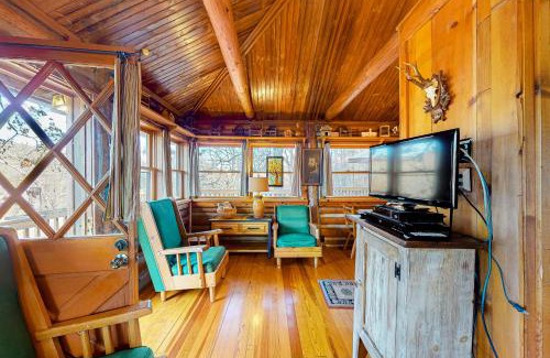 Eureka Springs House | Lake Lucerne - Treehouse Cabin #01