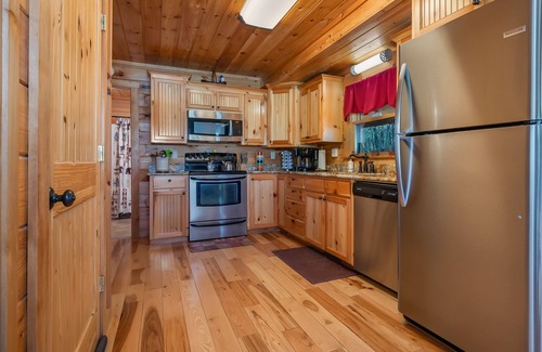 Lake Lure Cabin | Lake Lure-Lovely Log cabin- Private Lake with Beach access. Kayaks provided. Pet
