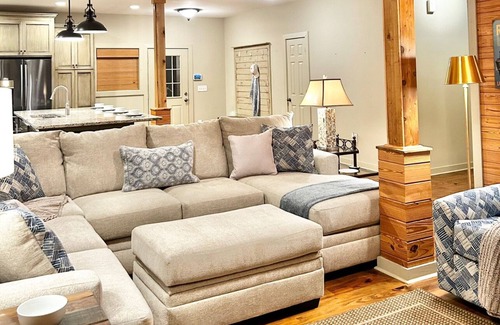 Dadeville House | Lake Martin, ALn43 min to Auburn University & Jordan-Hare Stadium