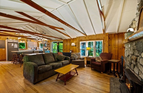 Baileys Harbor Cottage | Lake Michigan Beachfront
