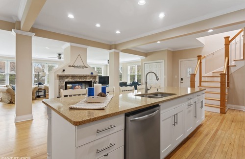 Union Pier House | Lake Michigan Beach Is Across Street, 6 Person Hot Tub, Fire Pit, New Bathrooms