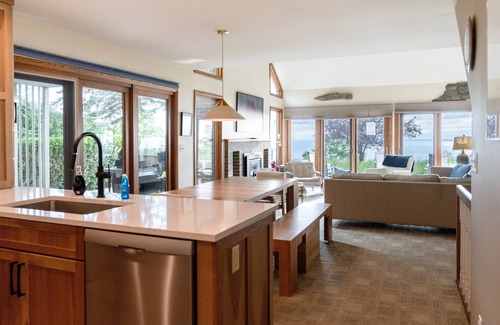 West Olive House | Lake Michigan Cottage w/Beach, Hot Tub & New Kitchen