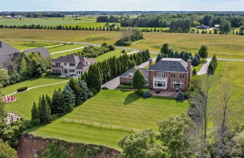 Newton House | Lake Michigan Gem: Private Beach & Game Room