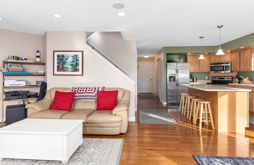 Shelby House | Lake Michigan - Newer Cottage / Home A few steps from Lake Michigan's Beach