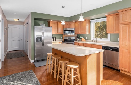 Shelby House | Lake Michigan - Newer Cottage / Home A few steps from Lake Michigan's Beach