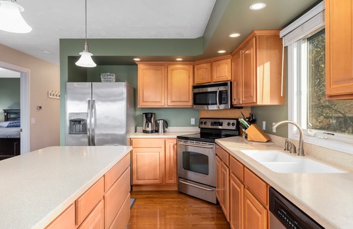 Shelby House | Lake Michigan - Newer Cottage / Home A few steps from Lake Michigan's Beach