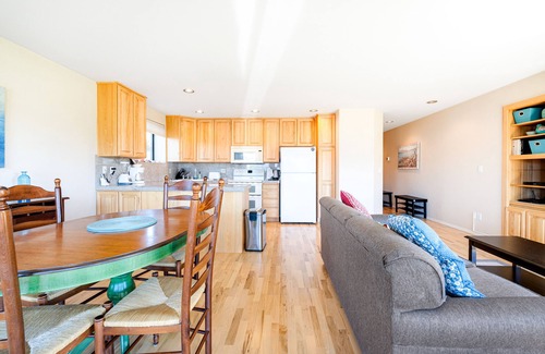 Chelan Condo | Lake & Mountain View Condo w/Deck, AC & Shared Pools/Docks/Hot Tub/Tennis