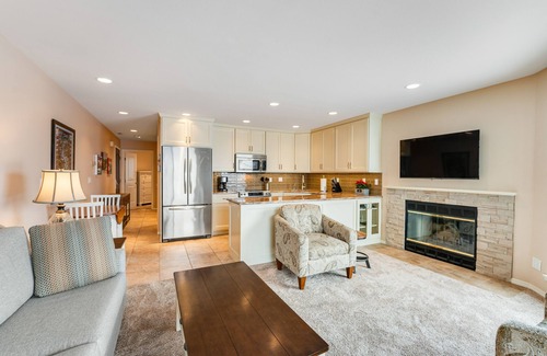 Chelan Condo | Lake & Mountain View Condo with Free WiFi, Shared Pool, Hot Tub, & Fitness Room