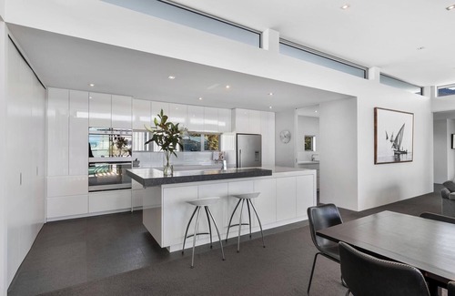 Wanaka House | Lake & Mountain views, close to ski fields. Executive living - 3 bed/3 bath, spa