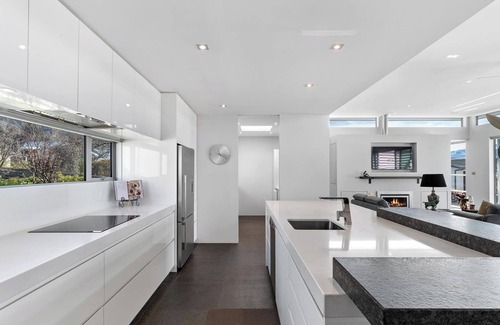Wanaka House | Lake & Mountain views, close to ski fields. Executive living - 3 bed/3 bath, spa