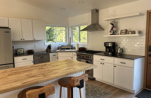 Sagle House | Lake+Mountain Views - Secluded Lodge Retreat