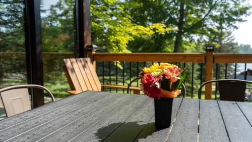 Muskoka Lakes House | Lake Muskoka 3-bdrm Cottage - Pier 100 #70