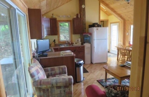 Bracebridge Cottage | Lake Muskoka, Island, 2 BR, Ideal for Couples & Small Grps - 4 max