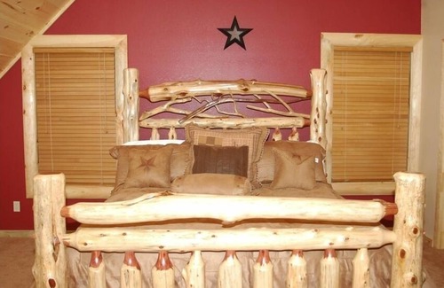 Topton Cabin | Lake Nantahala smokey mountain Lakeside Lodge in Gated Community. Pontoon boat