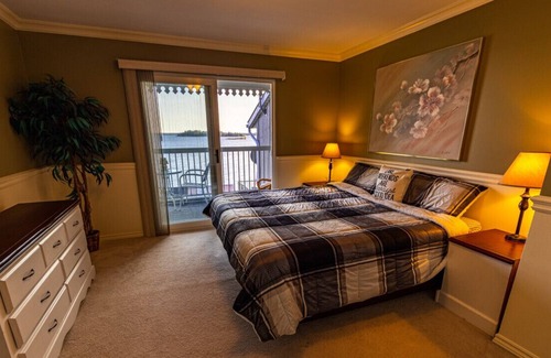 Lavigne Cottage | Lake Nipissing Stunner - Sauna, Hot Tub and more!