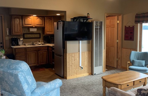 Tomahawk Cottage | Lake Nokomis Breezy Bay Lakeside Cottage Quiet Retreat