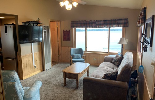 Tomahawk Cottage | Lake Nokomis Breezy Bay Lakeside Cottage Quiet Retreat