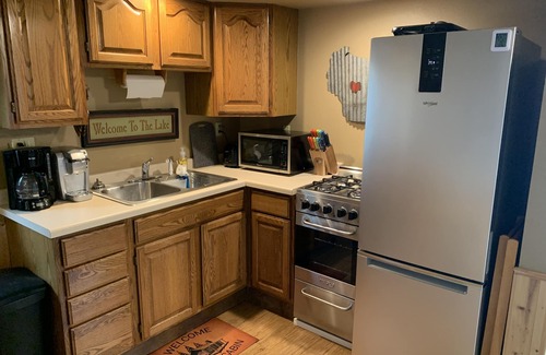 Tomahawk Cottage | Lake Nokomis Breezy Bay Lakeside Cottage Quiet Retreat