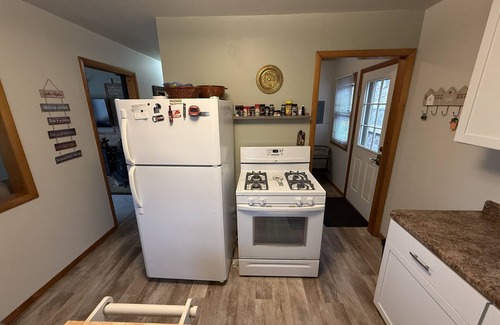 Tomahawk House | Lake Nokomis Cozy 2-Bed Getaway for Couples, Families & Outdoor Enthusiasts