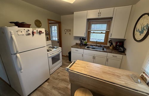 Tomahawk House | Lake Nokomis Cozy 2-Bed Getaway for Couples, Families & Outdoor Enthusiasts