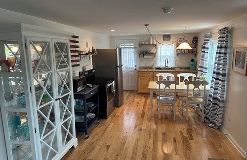 Mayhew Cottage | Lake Norman getaway steps away from Marina!