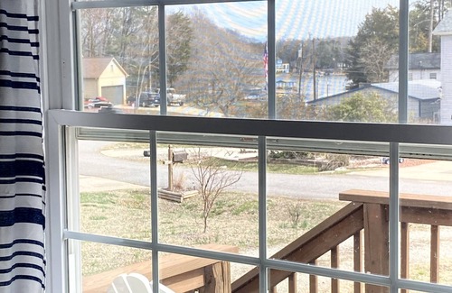 Mayhew Cottage | Lake Norman getaway steps away from Marina!