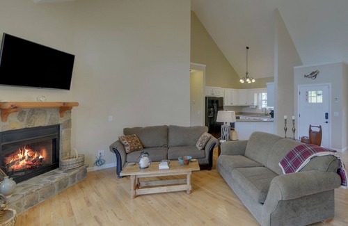 Blairsville House | Lake Nottely 4 bdrm cabin, sauna w/mtn & lake views, dock, & EV charger.
