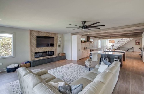 Lake Oconee House | Lake Oconee 6BR 5BA Luxury Mansion | Waterfront Cozy Stay Near UGA Gameday