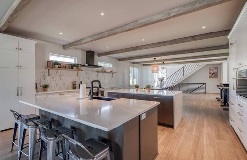 Lake Oconee House | Lake Oconee 6BR 5BA Luxury Mansion | Waterfront Cozy Stay Near UGA Gameday