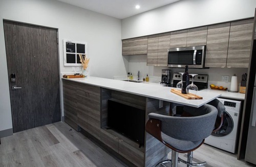 Vernon Apartment | Lake Okanagan brand new beach condo with AC, heated outdoor pool, patio and BBQ.