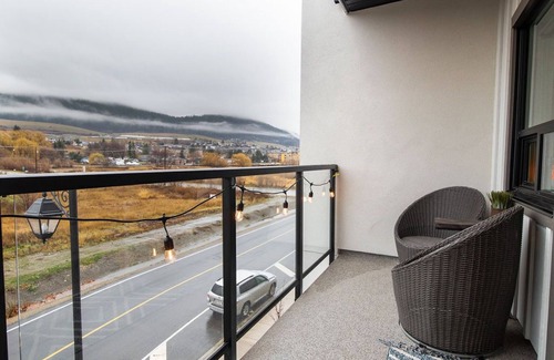 Vernon Apartment | Lake Okanagan brand new beach condo with AC, heated outdoor pool, patio and BBQ.