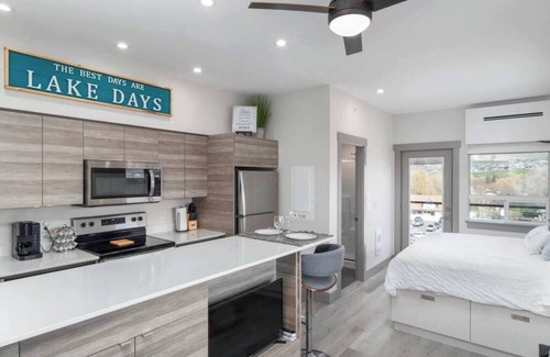 Vernon Condo | Lake Okanagan Cozy Beach Condo! Corner Penthouse w/180° Views