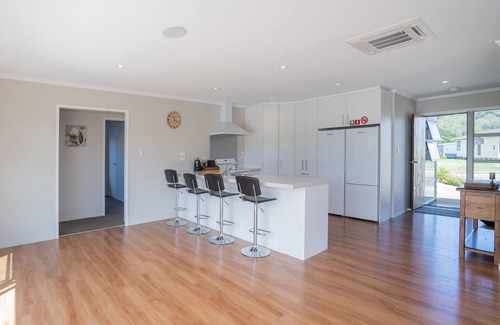Cooks Beach House | Lake on Scott - Cooks Beach Holiday Home
