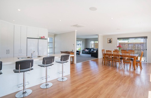 Cooks Beach House | Lake on Scott - Cooks Beach Holiday Home