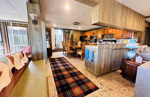 Mannsville House | Lake Ontario Lakefront with Boat Dockage