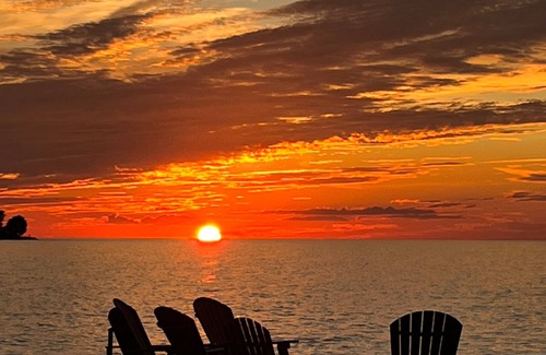 Hilton House | Lake Ontario waterfront house with hot tub!