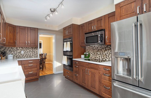 Lake Grove House | Lake Oswego Home for the Summer ! Central to Restaurants and All PDX Offerings