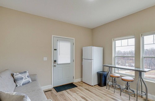 Lake Ozark Apartment | Lake Ozark Apartment w/Balcony < 1 Mi to Water!