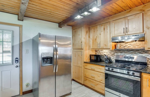 Chandler House | Lake Palestine Home w/Boat Dock & View!