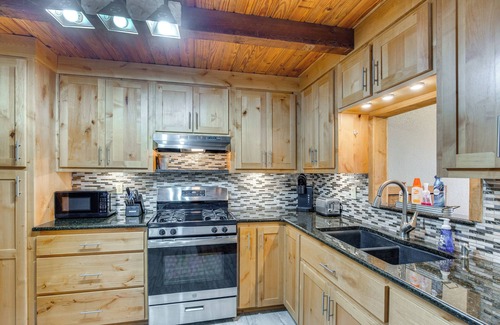 Chandler House | Lake Palestine Home w/Boat Dock & View!