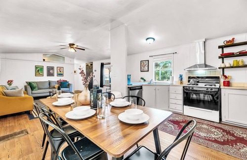 Chandler House | Lake Palestine Homes ideal for Retreat & Events-accommodate 20+ gather 40+