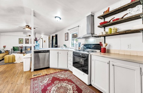 Chandler House | Lake Palestine Homes ideal for Retreat & Events-accommodate 20+ gather 40+