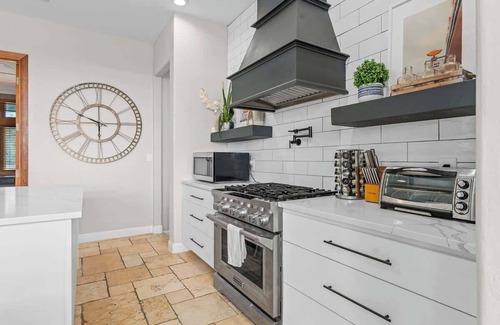 Dripping Springs House | "Lake Park House" Sleeps 23 w/Pool