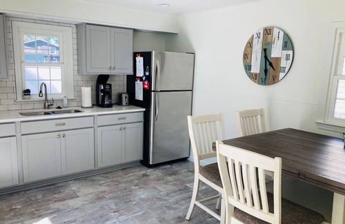Huron House | Lake Park Place : Adorable Beach Cottage