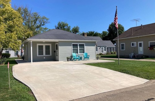 Huron House | Lake Park Place : Adorable Beach Cottage