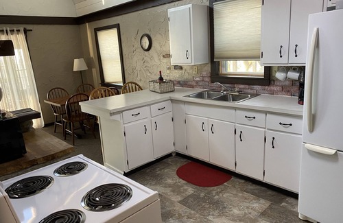 Estelline House | Lake Poinsett Cozy Cabin