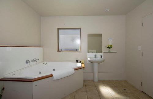 Hamilton Lake Hotel | Lake Point Motel