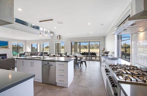Yarrawonga House | Lake Resort on Black Bull