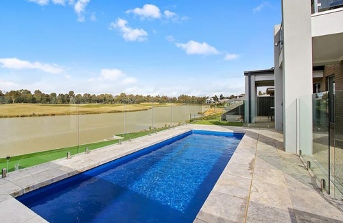 Yarrawonga House | Lake Resort on Black Bull