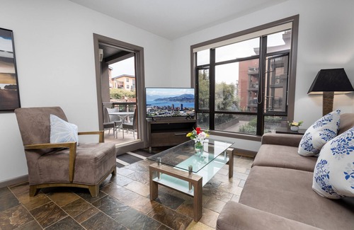South Pandosy Condo | 💫 Lake Resort upgraded spacious dream vacation home with GYM near beach